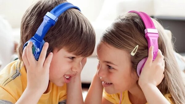 Broučci, O pejskovi a kočičce i Káťa a Škubánek Vybírejte z audioknih pro děti se slevou 30 %